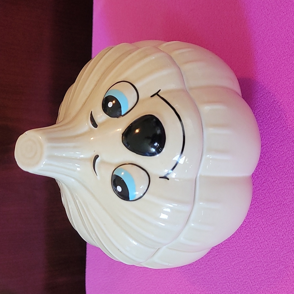 Fun anthropomorphic garlic keeper